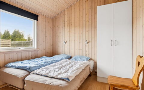 Loki - 200M from the Sea: Holz, Schlafzimmer, Decke, Fussboden, Holzbeize, Hartholz, Bett, Planke, Zimmer, Bedding
