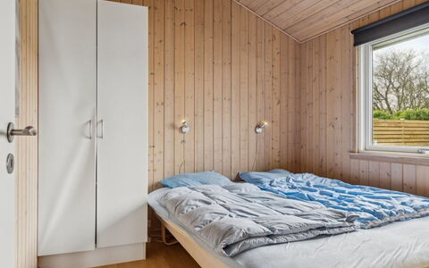Loki - 200M from the Sea: Holz, Schlafzimmer, Interior Design, Flooring, Decke, Fussboden, Bett, Zimmer, Möbel, Bettdecke
