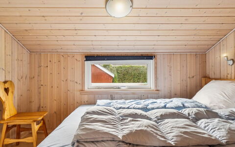 Loki - 200M from the Sea: Holz, Schlafzimmer, Decke, Interior Design, Flooring, Fussboden, Zimmer, Hartholz, Bett, Bettdecke