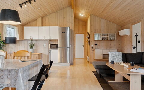 Loki - 200M from the Sea: Holz, Interior Design, Decke, Möbel, Flooring, Zimmer, Light Fixture, Zuhause, Fussboden, Wohnzimmer