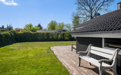Loki - 200M from the Sea: Strauch, Haus, Zuhause, Grundstueck, Garten, Dach, Rasen, Ground, Schatten, Hütte