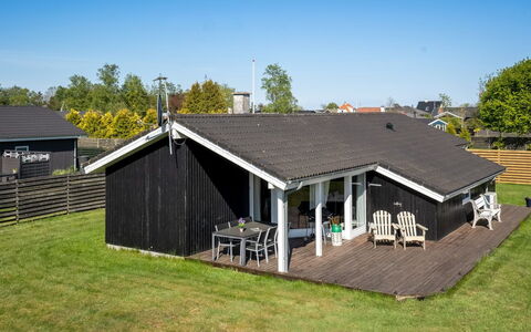 Loki - 200M from the Sea: Dach, Haus, Zuhause, Hütte, Abstellgleis, Schatten, Garten, Estate, Gartenbauten, Bauernhaus