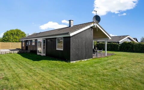 Loki - 200M from the Sea: Haus, Dach, Hütte, Zuhause, Gartenbauten, Schuppen, Rasen, Bauernhaus, Abstellgleis, Estate