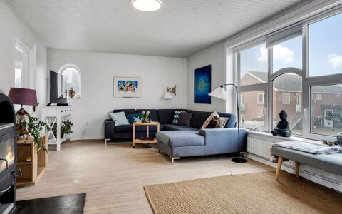 Bondi - 150M from the Sea: Möbel, Interior Design, Flooring, Couch, Wand, Fussboden, Holz, Decke, Wohnzimmer, Holzboden