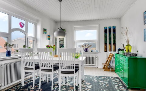 Bondi - 150M from the Sea: Möbel, Interior Design, Flooring, Wand, Holz, Decke, Tabelle, Fussboden, Light Fixture, Esszimmer