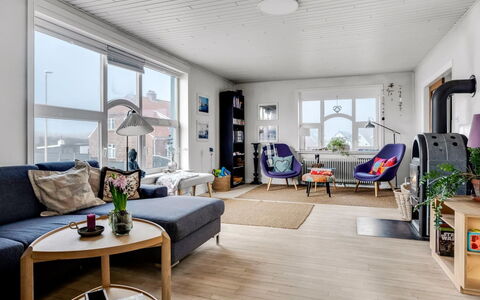 Bondi - 150M from the Sea: Möbel, Interior Design, Flooring, Fussboden, Couch, Holz, Wohnzimmer, Holzboden, Decke, Zimmer