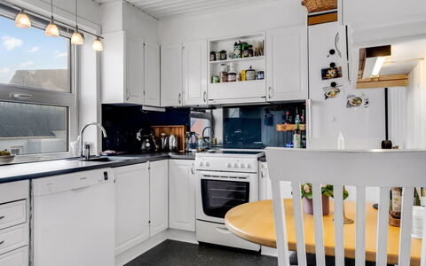 Bondi - 150M from the Sea: Küchengerät, Küche, Major Appliance, Countertop, Interior Design, Haushaltsgerät, Cabinetry, Decke, Möbel, Light Fixture