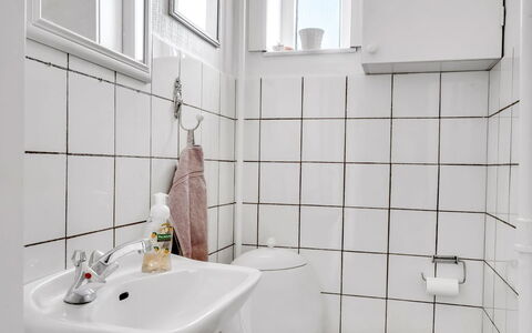 Bondi - 150M from the Sea: Wand, Armatur, Interior Design, Flooring, Fussboden, Badezimmer, Sinken, Installation, Fliese, Zapfhahn