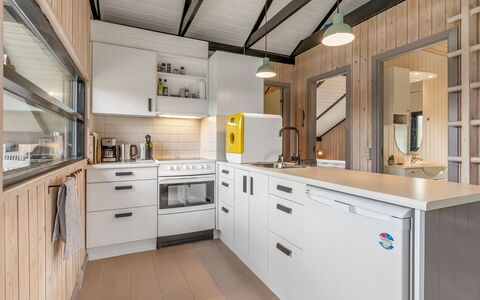 Lasse - 550M from the Sea: Küche, Interior Design, Countertop, Flooring, Holz, Cabinetry, Decke, Küchengerät, Major Appliance, Möbel