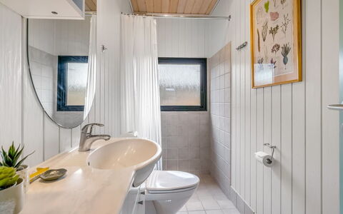 Lasse - 550M from the Sea: Wand, Armatur, Interior Design, Badezimmer, Flooring, Fussboden, Decke, Sinken, Bad Sink, Beleuchtung