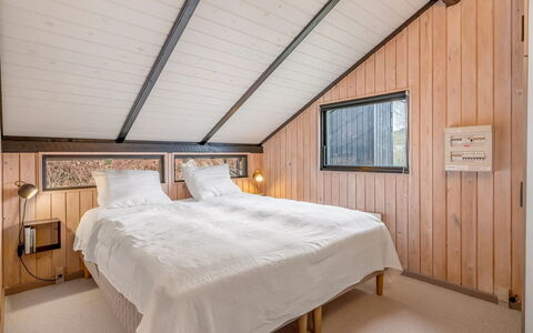 Lasse - 550M from the Sea: Holz, Decke, Interior Design, Fussboden, Schlafzimmer, Flooring, Zuhause, Bett, Hartholz, Zimmer