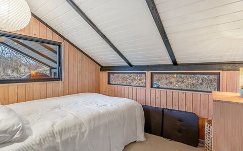 Lasse - 550M from the Sea: Holz, Decke, Interior Design, Schlafzimmer, Fussboden, Bett, Zimmer, Hartholz, Dachboden, Bedding