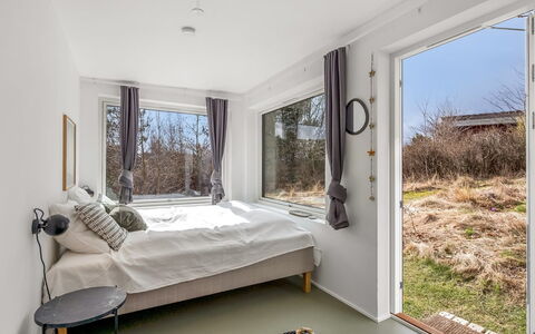 Lasse - 550M from the Sea: Holz, Decke, Schlafzimmer, Bett, Bedding, Bettdecke, Hartholz, Holzbeize, Holzboden, Daylighting