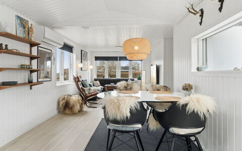 Ally - 1.2Km from the Sea: Holz, Decke, Interior Design, Möbel, Zuhause, Light Fixture, Holzboden, Wohnzimmer, Küche & Esszimmer Tisch, Stuhl