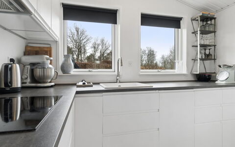 Ally - 1.2Km from the Sea: Küche, Countertop, Interior Design, Küchengerät, Cabinetry, Flooring, Spüle, Haushaltsgerät, Zuhause, Beleuchtung