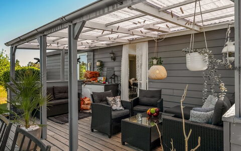 Ally - 1.2Km from the Sea: Möbel, Interior Design, Holz, Decke, Flooring, Fussboden, Holzboden, Küche & Esszimmer Tisch, Tabelle, Light Fixture