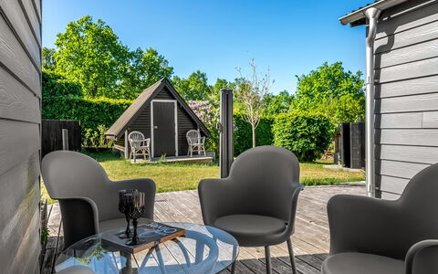 Ally - 1.2Km from the Sea: Möbel, Interior Design, Holz, Decke, Flooring, Fussboden, Holzboden, Küche & Esszimmer Tisch, Tabelle, Light Fixture