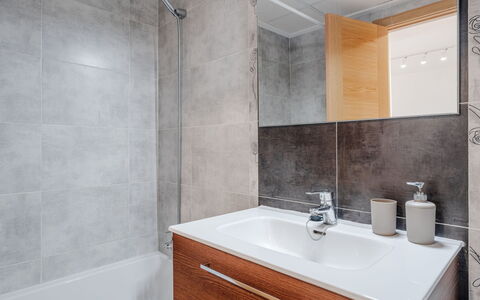 Santa Ana Ii: Flooring, Armatur, Fussboden, Interior Design, Sinken, Badezimmer, Zapfhahn, Installation, Badezimmerschrank, Fliese