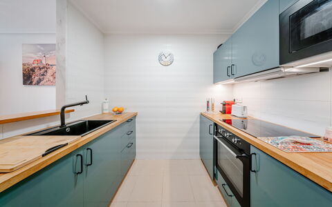 Jávea 455: Küche, Countertop, Major Appliance, Küchengerät, Cabinetry, Interior Design, Flooring, Holz, Herd, Decke