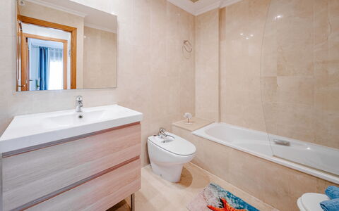 Jávea 455: Flooring, Fussboden, Badezimmer, Armatur, Interior Design, Badezimmerschrank, Installation, Zuhause, Badewanne, Spiegel