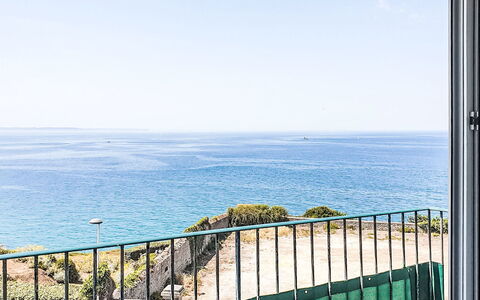 Le Grand Lambert: Blau, Daytime, Gewässer, Horizont, Meer, Ozean, Küsten Und Ozeanische Forms, Küste, Zaun, Balkon