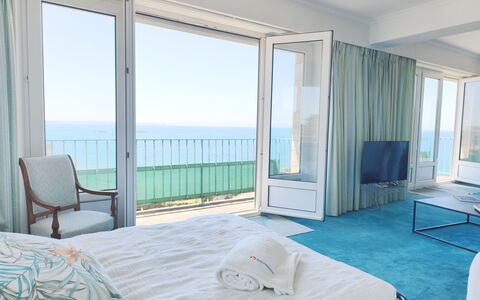 Le Grand Lambert: Blau, Möbel, Meer, Schlafzimmer, Ozean, Linens, Wohnung, Bett, Bedding, Bettdecke