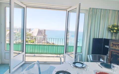 Le Grand Lambert: Fussboden, Möbel, Meer, Wohnung, Glas, Stuhl, Ozean, Resort, Balkon, Eco Hotel
