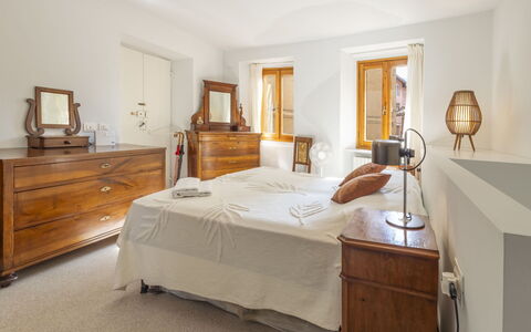 La Giuseppina: Möbel, Bett, Schlafzimmer, Interior Design, Wand, Bedding, Holz, Bettdecke, Schublade, Flooring