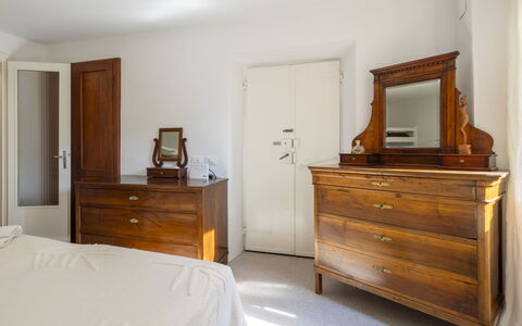 La Giuseppina: Möbel, Bett, Interior Design, Flooring, Schublade, Schlafzimmer, Cabinetry, Fussboden, Holz, Kommode