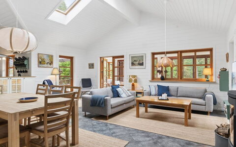 Pertti - 625M from the Sea: Möbel, Couch, Interior Design, Flooring, Holz, Wohnzimmer, Decke, Fussboden, Tabelle, Zimmer