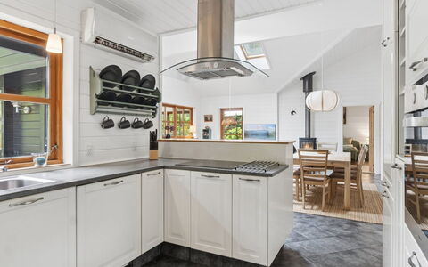 Pertti - 625M from the Sea: Küche, Countertop, Flooring, Küchengerät, Interior Design, Cabinetry, Holz, Decke, Major Appliance, Fussboden