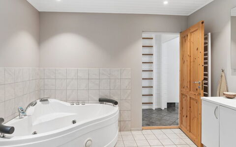 Pertti - 625M from the Sea: Flooring, Interior Design, Fussboden, Decke, Armatur, Beleuchtung, Zimmer, Badezimmer, Installation, Badewanne