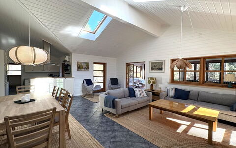Pertti - 625M from the Sea: Möbel, Interior Design, Couch, Flooring, Fussboden, Holz, Decke, Wohnzimmer, Zimmer, Tabelle
