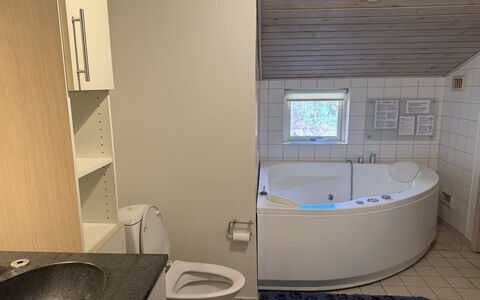 Uma - from the Sea: Flooring, Fussboden, Armatur, Interior Design, Badezimmer, Zimmer, Badewanne, Installation, Decke, Toilette
