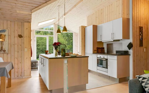 Uma - from the Sea: Möbel, Interior Design, Flooring, Küche, Holz, Decke, Light Fixture, Fussboden, Countertop, Küche & Esszimmer Tisch