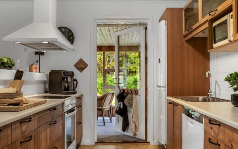 Linnea - from the Sea: Küche, Countertop, Cabinetry, Möbel, Küchengerät, Flooring, Interior Design, Holz, Major Appliance, Fussboden