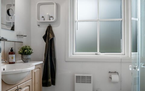 Linnea - from the Sea: Interior Design, Armatur, Badezimmer, Zapfhahn, Beleuchtung, Sinken, Installation, Light Fixture, Spiegel, Zimmer