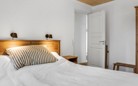 Linnea - from the Sea: Möbel, Schlafzimmer, Interior Design, Bett, Holz, Flooring, Fussboden, Bedding, Decke, Bettdecke
