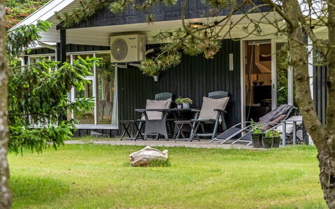 Linnea - from the Sea: Haus, Zuhause, Hütte, Strauch, Rasen, Garten, Ground, Schatten, Garten, Abstellgleis