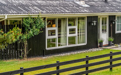 Linnea - from the Sea: Holz, Haus, Zuhause, Hütte, Dach, Abstellgleis, Ground, Veranda, Tür, Garten