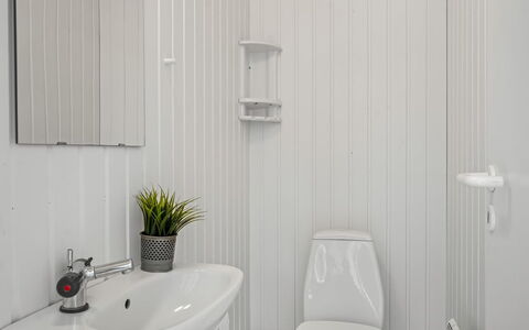 Thorke - 700M from the Sea: Armatur, Interior Design, Badezimmer, Sinken, Flooring, Toilleten Sitz, Fussboden, Toilette, Zapfhahn, Installation