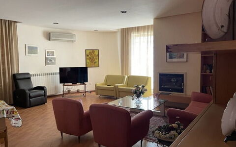 Villa Billona: Möbel, Interior Design, Flooring, Couch, Fussboden, Wohnzimmer, Holz, Zimmer, Decke, Tabelle