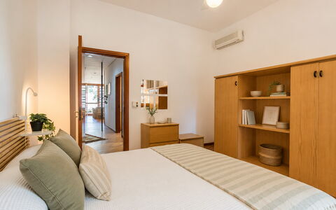 Villa Billona: Möbel, Interior Design, Flooring, Fussboden, Holz, Decke, Bett, Zimmer, Schlafzimmer, Beleuchtung