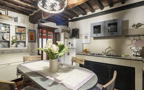 La Casa del Grillo Parlante: Möbel, Interior Design, Flooring, Holz, Küche, Fussboden, Countertop, Stuhl, Decke, Tabelle