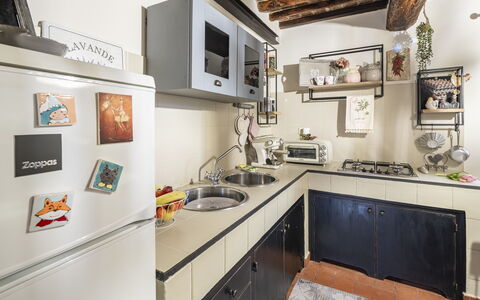 La Casa del Grillo Parlante: Küche, Küchengerät, Countertop, Major Appliance, Interior Design, Möbel, Herd, Cabinetry, Haushaltsgerät, Flooring