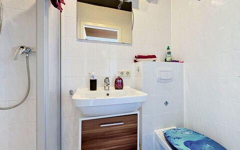 Augsburg-Diedorf 150: Badezimmer, Armatur, Toilette, Flooring, Toilleten Sitz, Interior Design, Fussboden, Bad Sink, Sinken, Zapfhahn