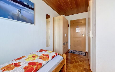 Augsburg-Diedorf 150: Interior Design, Schlafzimmer, Fussboden, Zuhause, Zimmer, Bett, Wohnung, Bettdecke, Bilderrahmen, Bettrahmen