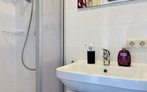 Augsburg-Diedorf 150: Badezimmer, Armatur, Interior Design, Bad Sink, Sinken, Flooring, Zapfhahn, Fussboden, Installation, Spiegel