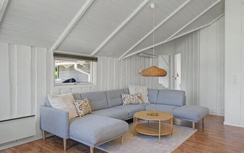 Troen - 400M from the Sea: Holz, Flooring, Interior Design, Decke, Fussboden, Wohnzimmer, Couch, Holzboden, Zimmer