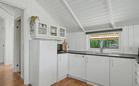 Troen - 400M from the Sea: Flooring, Holz, Fussboden, Decke, Interior Design, Major Appliance, Holzboden, Küche, Zimmer, Hartholz
